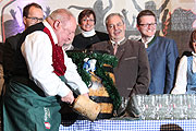Stadtrat Helmut Schmid zapfte 2013 mit 8 Schlägen an (Foto: Martin Schmitz)